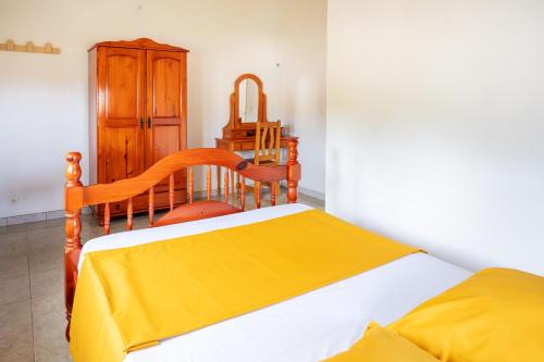 Giường trong phòng chung tại Maison de 2 chambres avec vue sur la mer terrasse amenagee et wifi a Vieux Habitants a 1 km de la plage