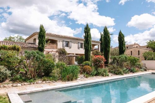 une villa avec piscine devant une maison dans l'établissement Le Mas de Cink, à Saint-Saturnin-lès-Apt