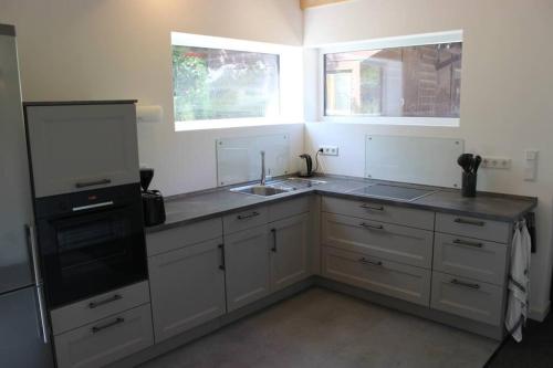 Kuchyň nebo kuchyňský kout v ubytování Ferienhaus - Monteurunterkunft 31188 Holle