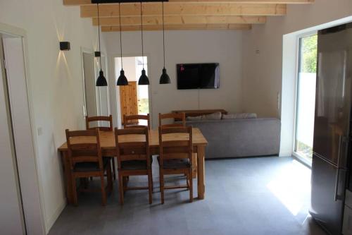 una sala da pranzo con tavolo e sedie in legno di Ferienwohnung - Monteurunterkunft 31188 Holle a Holle