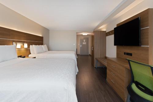 Televisyen dan/atau pusat hiburan di Holiday Inn Express Hotel & Suites Largo-Clearwater by IHG