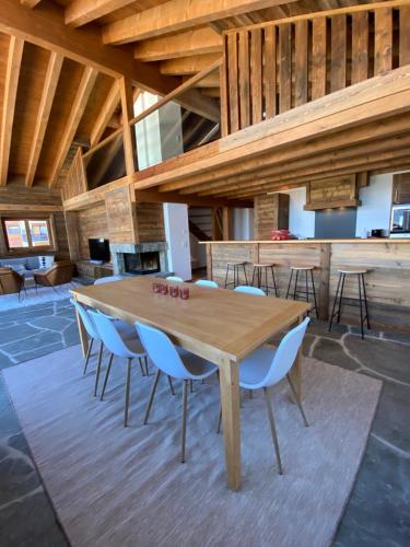 - une salle à manger avec une table et des chaises en bois dans l'établissement Duplex Spa Access in front of skislope by Jolidi, à Nendaz