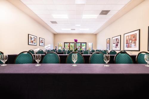 Espace de conférence ou salle de réunion dans l'établissement Gaia Hotel & Spa Redding, an Ascend Collection Hotel
