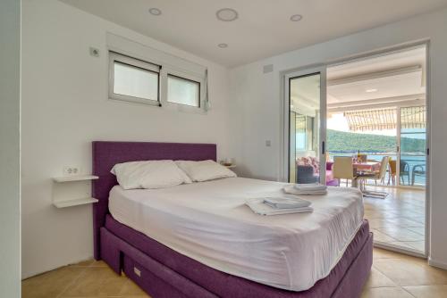 een slaapkamer met een groot bed en een balkon bij Odore di Mare in Utjeha