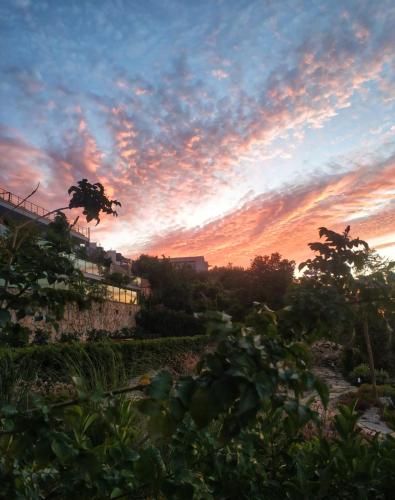 Matahari terbit atau terbenam yang dilihat dari hotel atau berdekatan