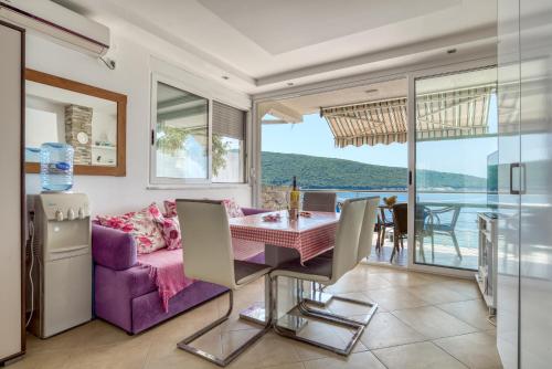 een woonkamer met een paarse bank en een tafel bij Odore di Mare in Utjeha