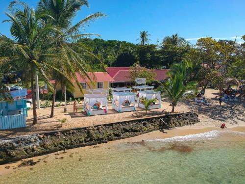 een luchtzicht op een resort met bedden op het strand bij Hospedaje Yarisnori in Bocas del Toro
