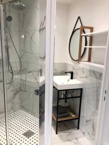 une salle de bain avec un lavabo et une douche dans l'établissement Studio contemporain à Cannes avec terrasse et parking - 35 m², à Cannes