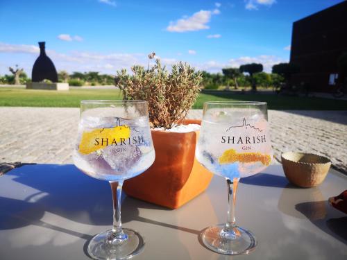 zwei Weingläser auf einem Tisch in der Unterkunft Refúgio d' Aldeia in Reguengos de Monsaraz