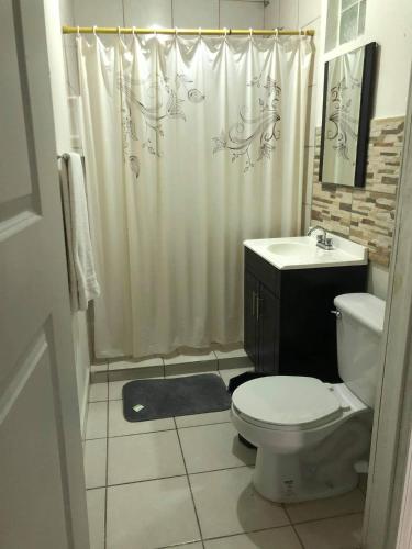 Cómodo Alojamiento En Rosarito Aktualisierte Preise Für 2021 Cómodo Alojamiento En Rosarito, Shower Curtain Over Sliding Glass Doors