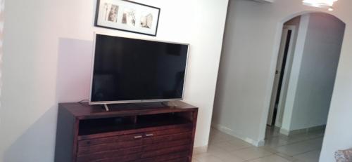 Una televisión o centro de entretenimiento en Cómodo Alojamiento en Rosarito