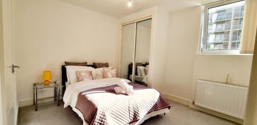 um pequeno quarto com uma cama e uma janela em Blue Sapphire em Milton Keynes