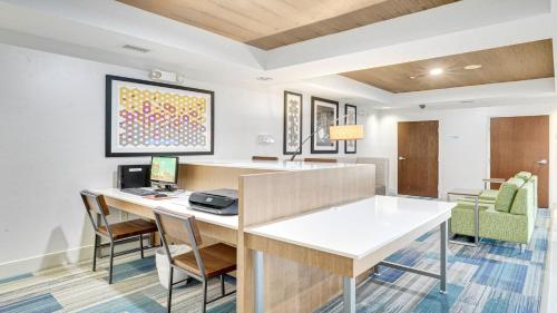 Prostor za sedenje u objektu Holiday Inn Express Hotel & Suites Portland, an IHG Hotel