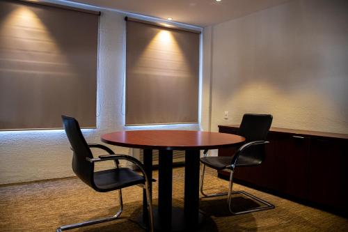 a conference room with a table and two chairs at Hotel Victoria Express in Durango