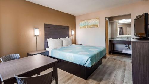 Posteľ alebo postele v izbe v ubytovaní SureStay Hotel By Best Western Olathe