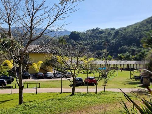 a parking lot with cars parked in a park at Espaço Casa na Rocha in São José dos Campos