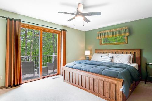 1 dormitorio con cama y ventana grande en Road Lake Escape en Tomahawk