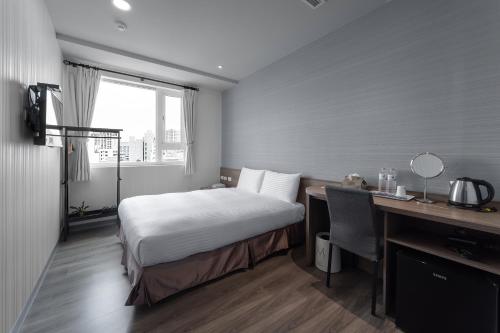 A bed or beds in a room at Hotel Brown - Zhongzheng