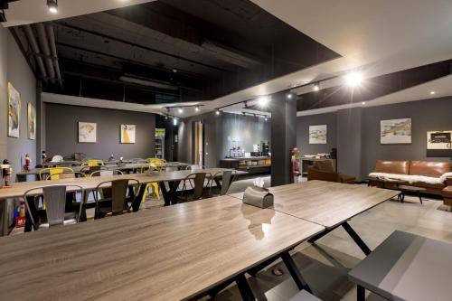 una gran habitación con mesas y sillas y una cafetería en Hotel Brown - Zhongzheng, en Tainan