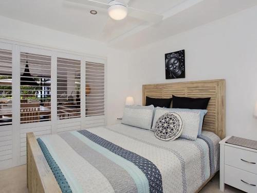 um quarto com uma cama grande e paredes brancas em The Rocks Resort Apartment GE em Gold Coast