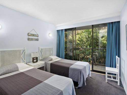 黃金海岸的住宿－The Rocks Resort Unit 5D，酒店客房设有两张床和窗户。