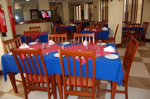 Un restaurante o sitio para comer en Arusha Tourist Inn Hotel