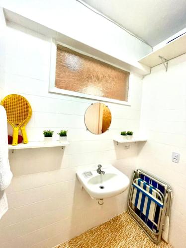 Ένα μπάνιο στο Apartamento temporada Guarapari-Centro