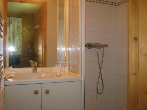 瓦盧瓦爾的住宿－Appartement Valloire, 4 pièces, 8 personnes - FR-1-263-484，一间带水槽、淋浴和镜子的浴室