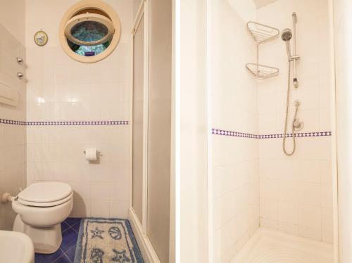 uma casa de banho com um WC e um chuveiro em Casa Wanda em Positano