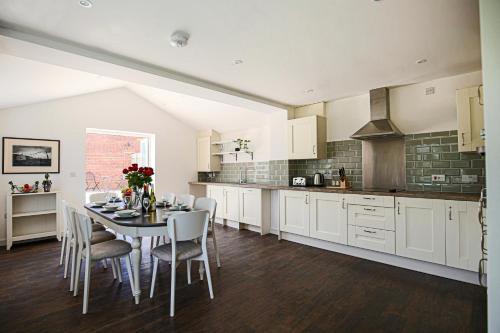 a kitchen with a table and chairs in a kitchen at Premium 4 large double bed townhouse in Bicester, next to Bicester Village in Bicester