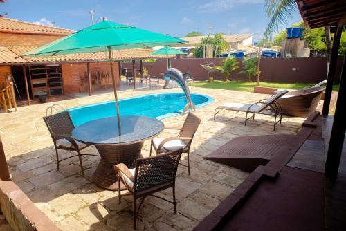 Bazén v ubytování Noronha Good Vibes Hostel nebo v jeho okolí