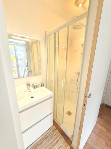 une salle de bain avec un lavabo et une douche dans l'établissement Le Poulorio 6 - Studio - Proche Gare By Locly, à Lorient