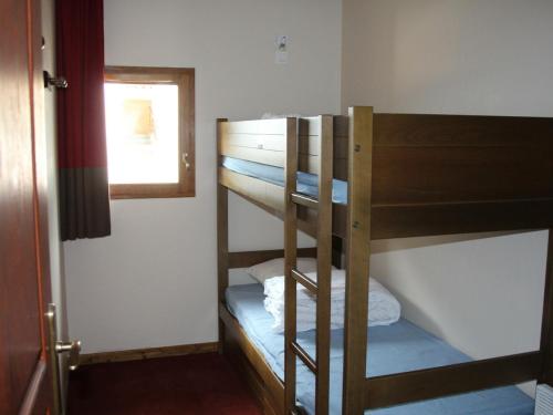 Ce dortoir comprend 2 lits superposés et une fenêtre. dans l'établissement Appartement Valloire, 3 pièces, 6 personnes - FR-1-263-260, à Valloire