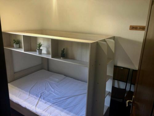 uma prateleira num quarto com uma cama em Appartement Valloire, 2 pièces, 5 personnes - FR-1-263-126 em Valloire