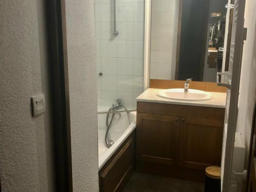 uma casa de banho com um lavatório, uma banheira e um chuveiro em Appartement Valloire, 2 pièces, 5 personnes - FR-1-263-126 em Valloire