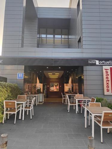 Hotel Ortuellaにあるレストランまたは飲食店