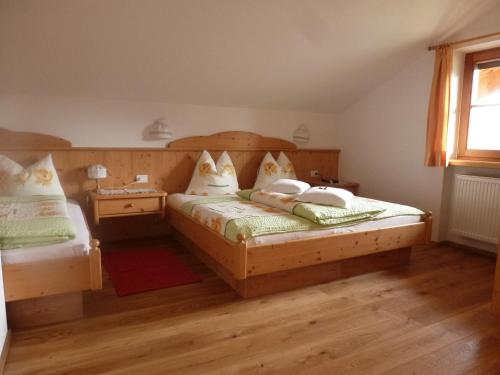 A bed or beds in a room at Galler am Berg