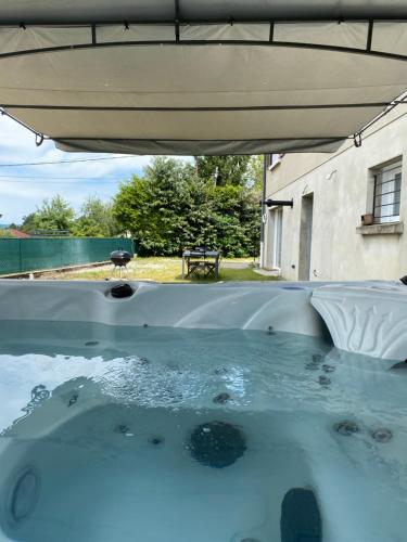 Photo de la galerie de l'établissement L'entre 2 Lyon Grenoble - Villa avec Jacuzzi, à Izeaux