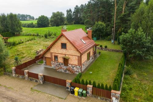 an aerial view of a house in a field at Dom gościnny na Mazurach Jędrzejki - rowery,łódka,kajak in Kallinowen