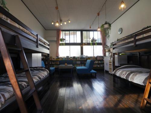 Cette chambre comprend deux lits superposés et un bureau. dans l'établissement Mikan Hotel, à Uwano
