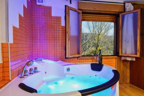Cottage with jacuzzi and fireplace in the room, Riello ...