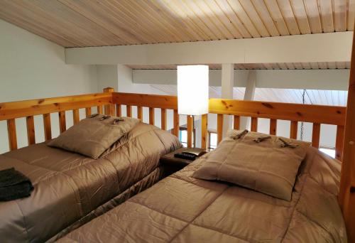 Postel nebo postele na pokoji v ubytování Karhunvartijanlinna A6