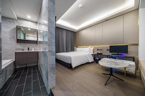 A bed or beds in a room at Amare Hotel Jongno