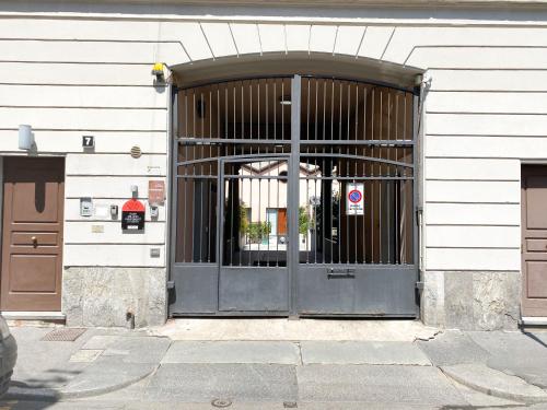 una puerta con una puerta de metal en un edificio en Easy Milano - Rooms and Apartments Navigli, en Milán