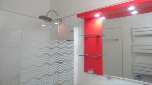 une salle de bain avec un miroir et un lavabo dans l'établissement CANNES plage 2mn/45m2/vue mer/inernet/clim/parking privé, à Cannes