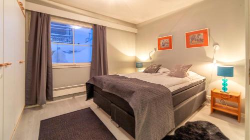 サーリセルカにあるKuukkeli Apartmentsのベッドルーム(ベッド1台、窓付)