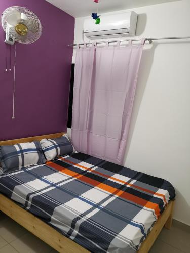 una camera da letto con un letto e un ventilatore a soffitto di Résidence Maty a Dakar