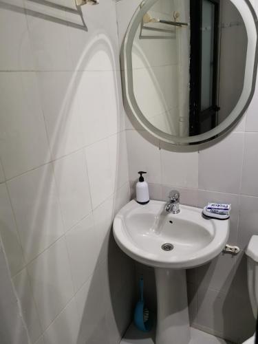 un bagno con lavandino e specchio di Résidence Maty a Dakar