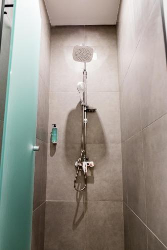 eine Dusche in einem Badezimmer mit Glastür in der Unterkunft Evangeline Maisons in Preveza