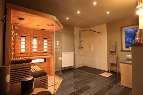 uma grande casa de banho com um chuveiro e um lavatório em El nido Malaika-Villa privative em Monts